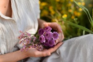 mujer-alto-angulo-flores_23-2149513226